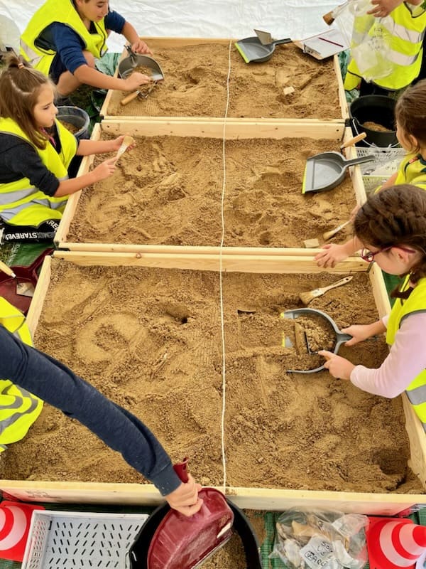 En savoir plus sur Atelier “Tous au chantier ! Initiation à la fouille archéologique”
